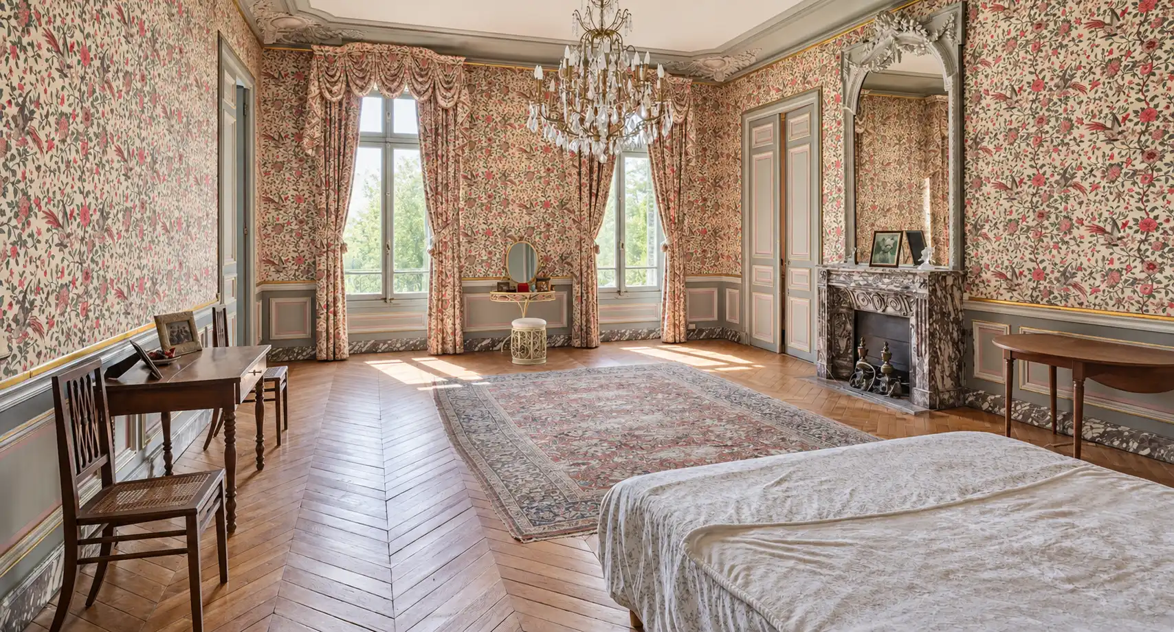 Chambre d'époque aux tentures fleuries, décor de prise de vues