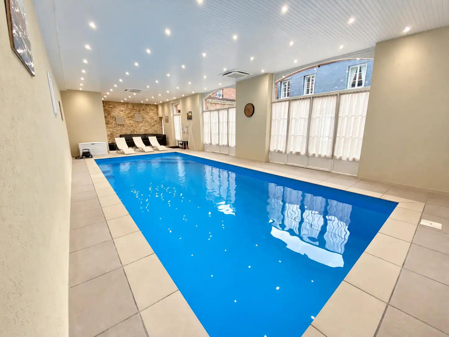 Bassin bleu de la piscine intérieure chauffée