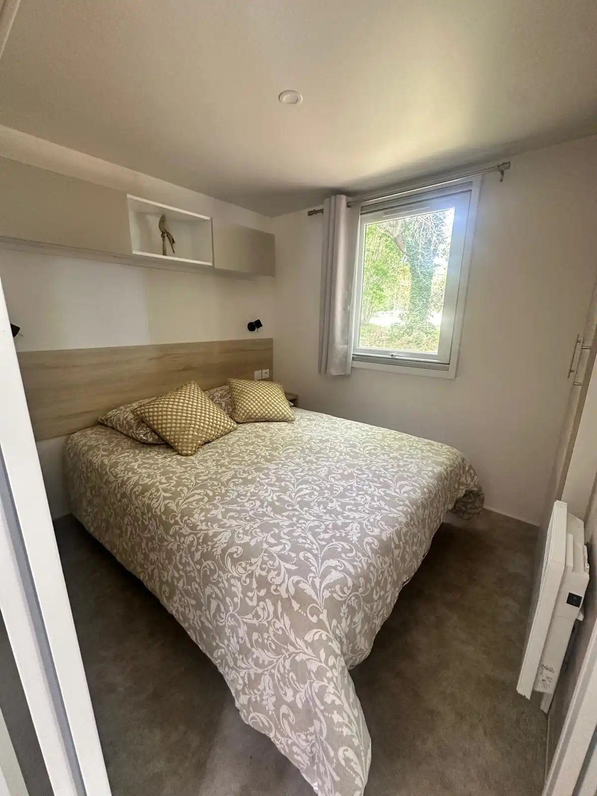 Chambre du Bungalow avec lit double de 140