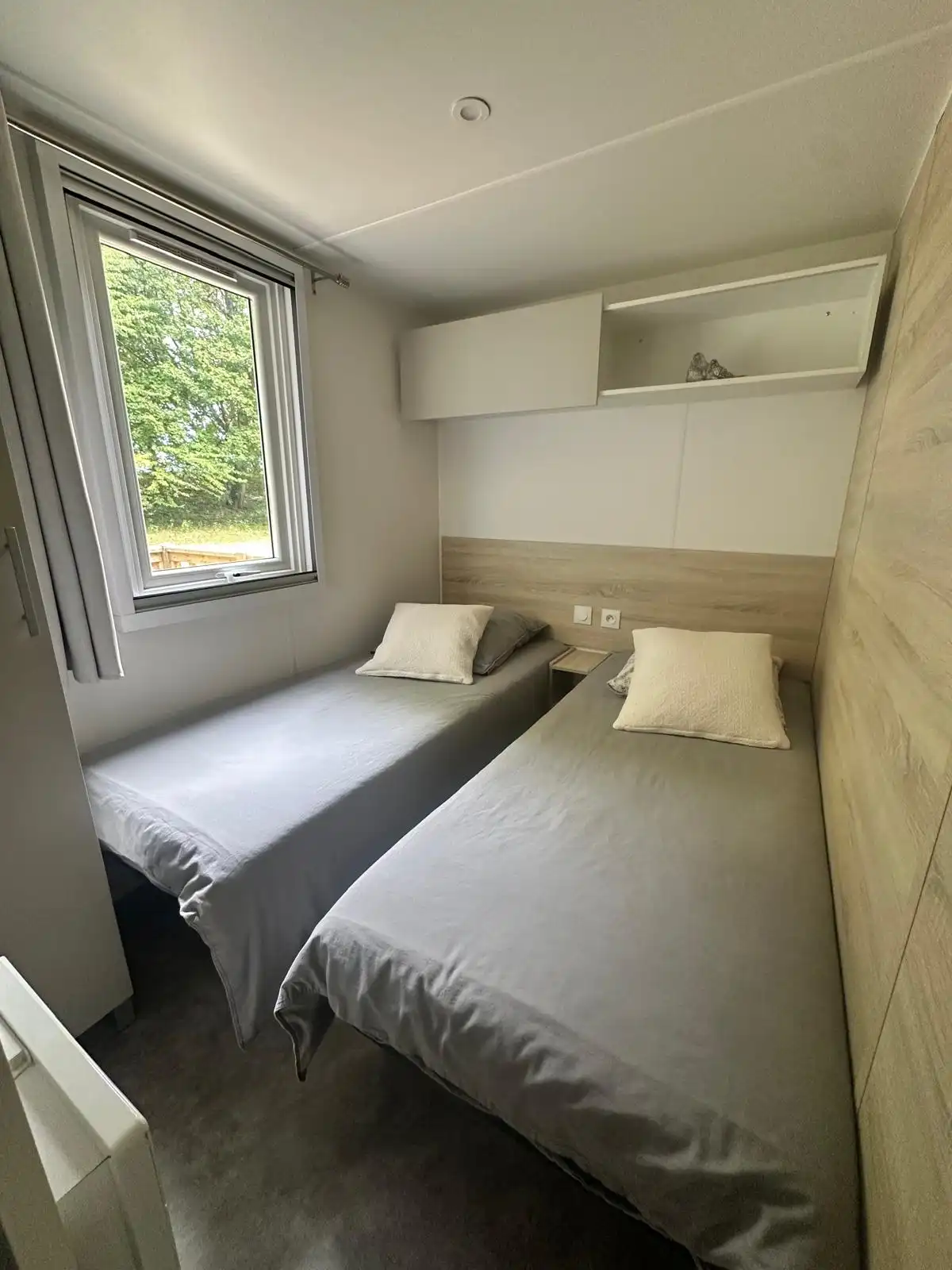 Première chambre du Bungalow avec deux lits de 90
