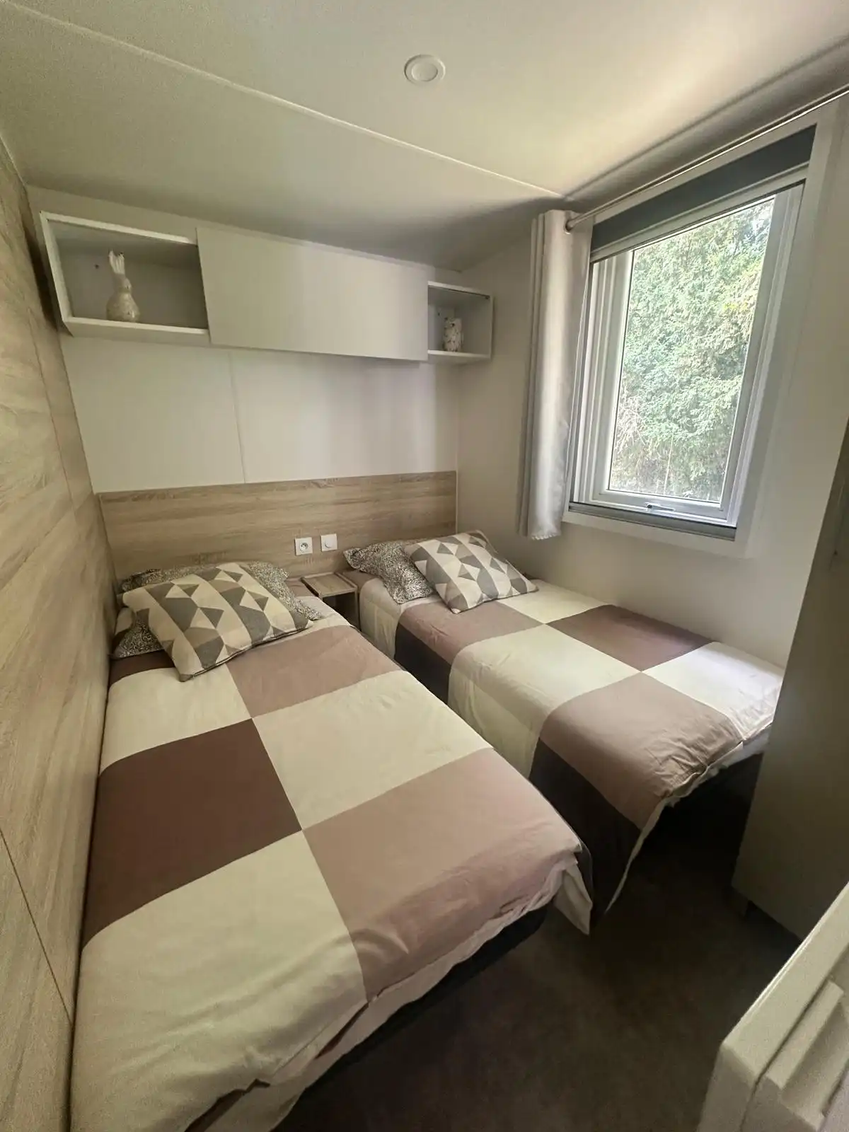 Seconde chambre du Bungalow avec deux lits de 90