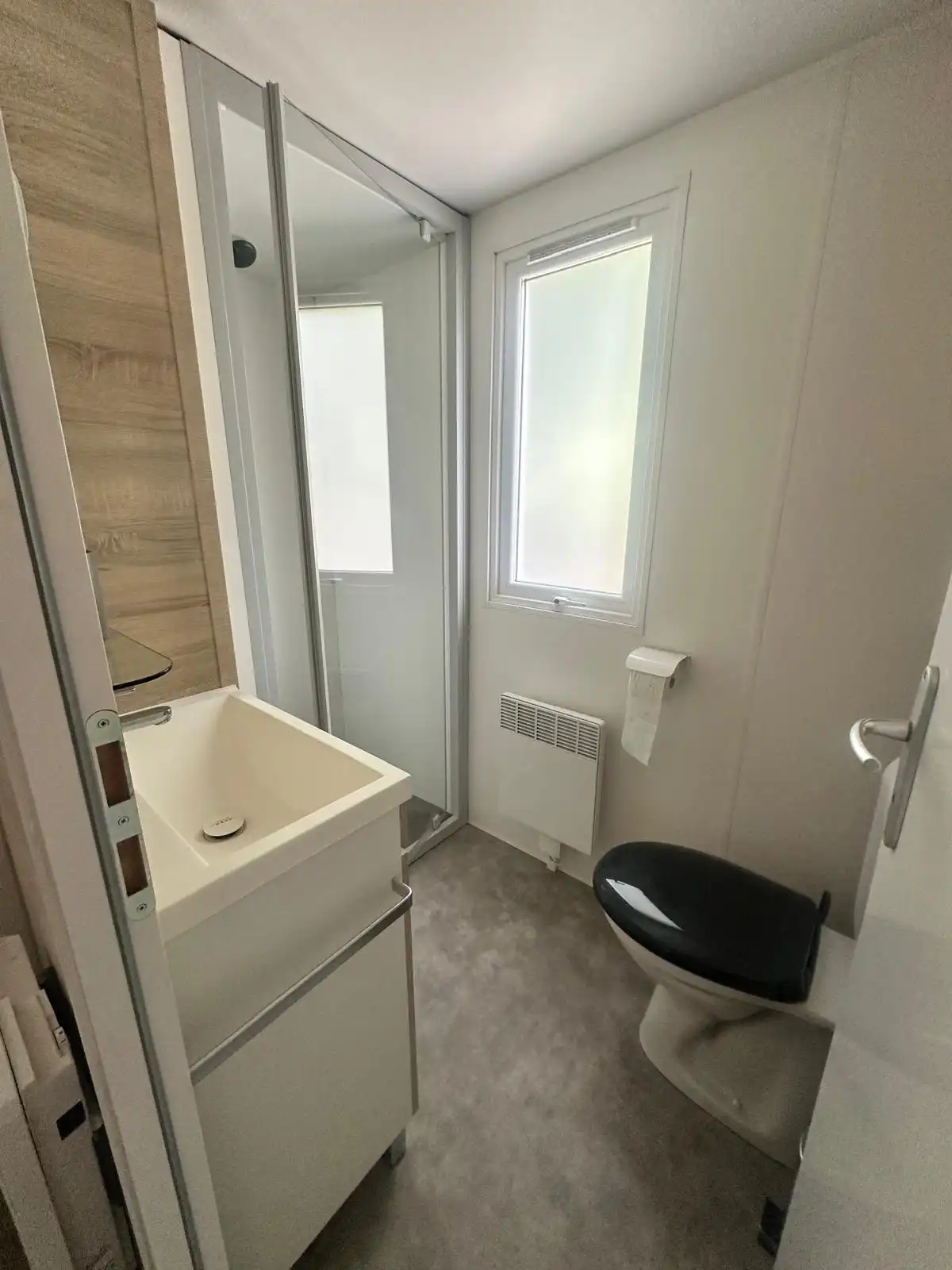 Vasque, douche et WC de la seconde salle d'eau du Bungalow
