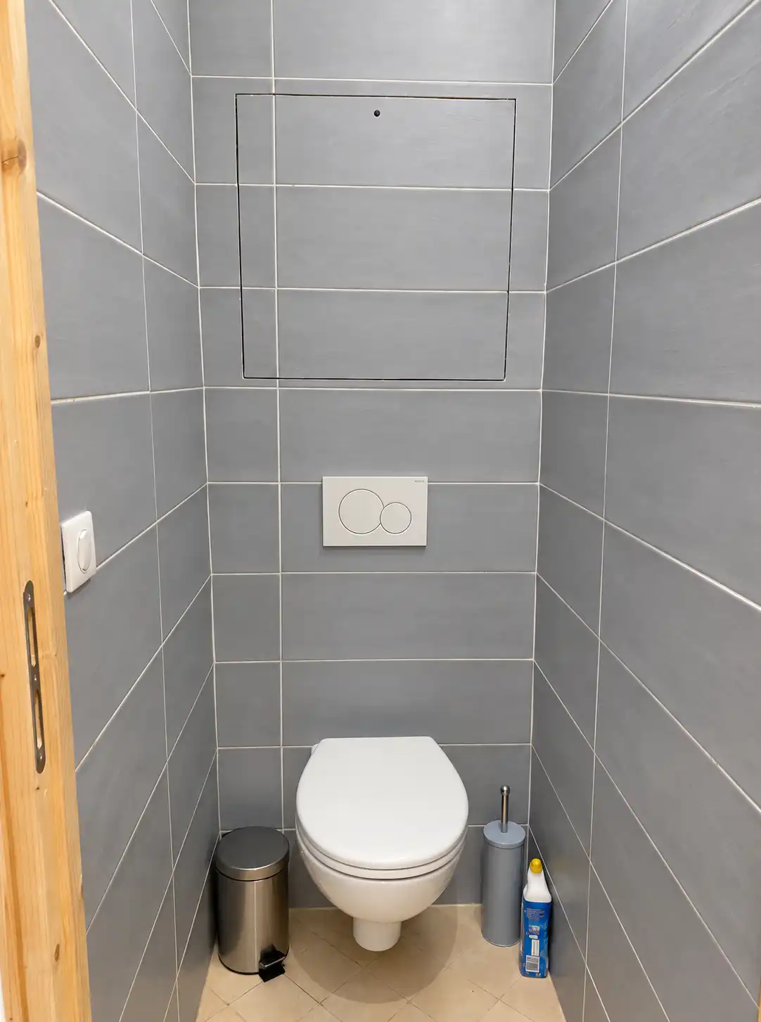 WC indépendant carrelé de gris clair au Monarque