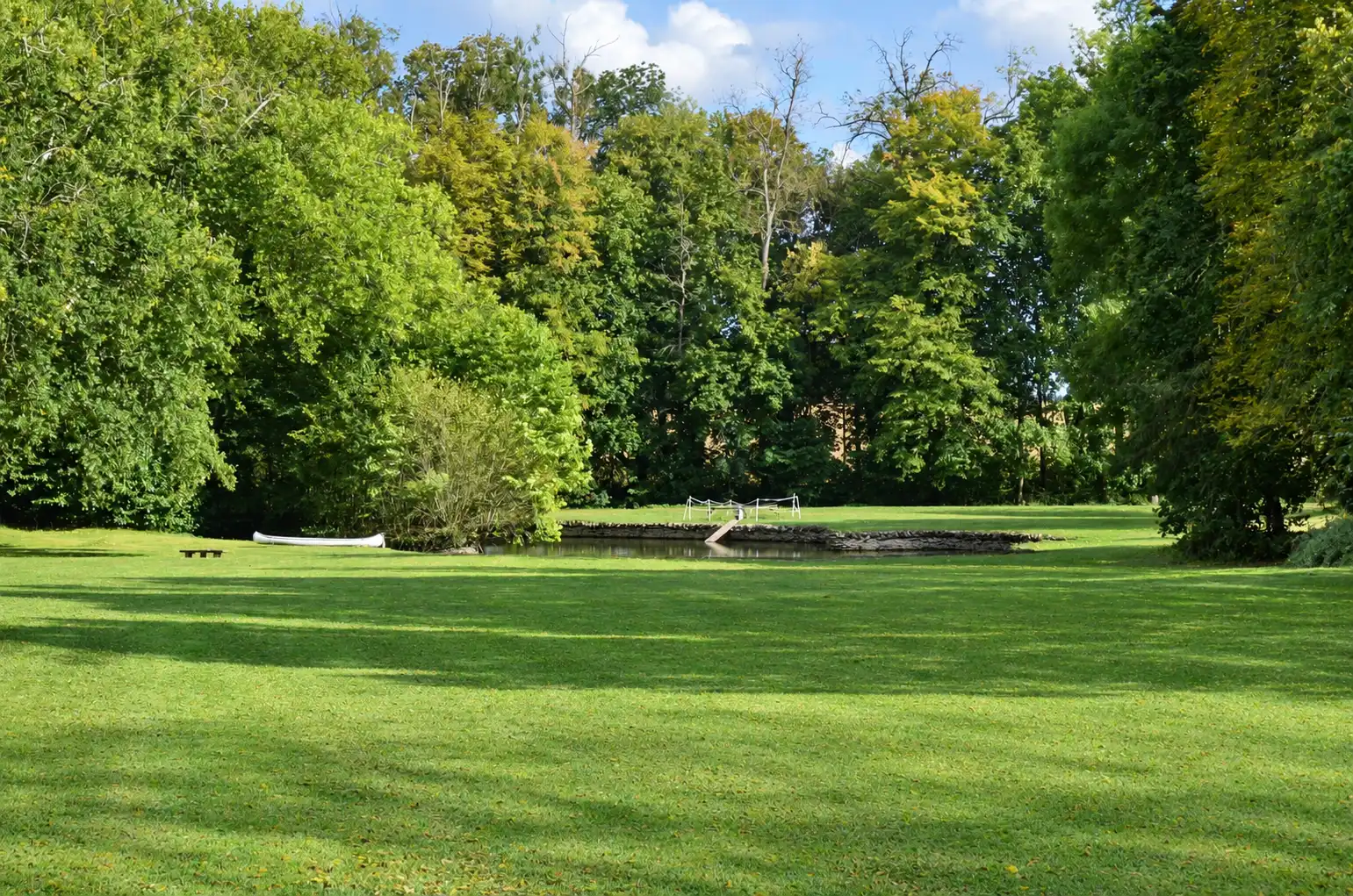 L'étang du parc paysager du Château de Charnesseuil